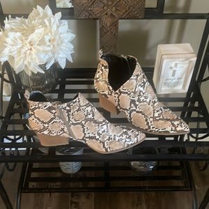NWOT Women’s Qupid Faux Snakeskin Booties Sz 8.5